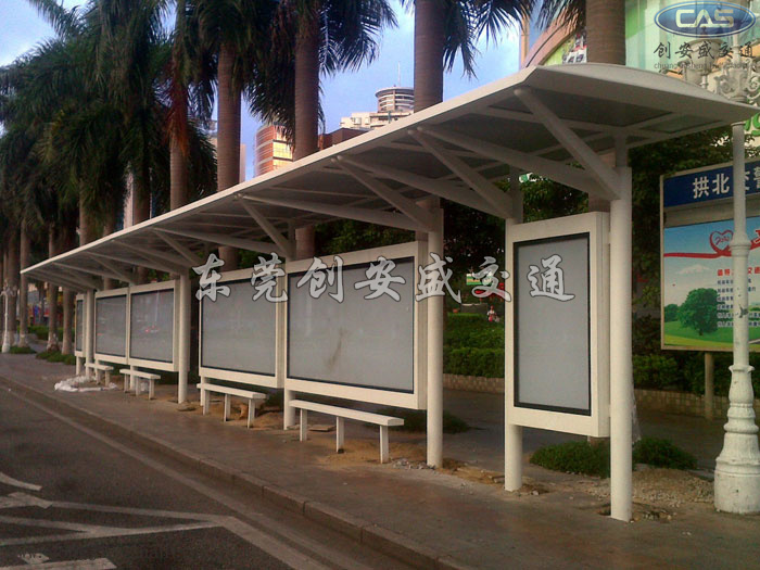 城市風(fēng)雨候車亭.jpg