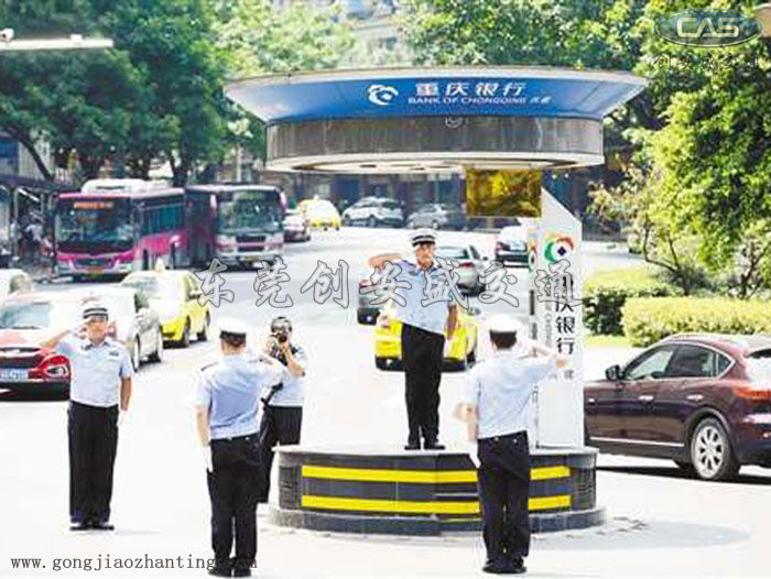 交警站崗?fù)?jpg